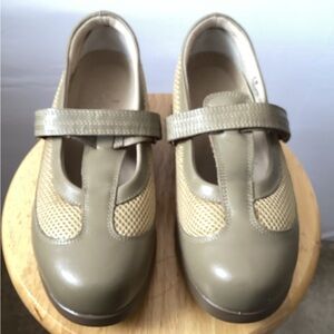 Drew Stylish leather Mary Jane Shoes. 9W